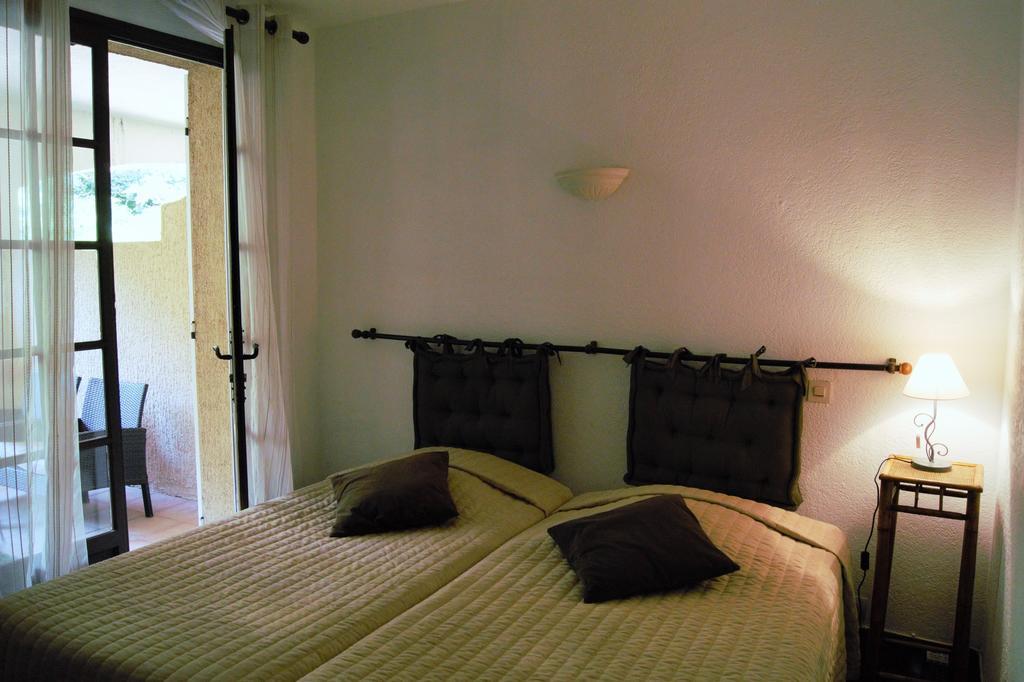 Human Hotel Restaurant Park Villecroze Room photo